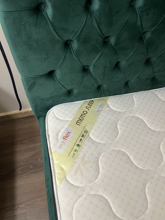 Cama em veludo como nova