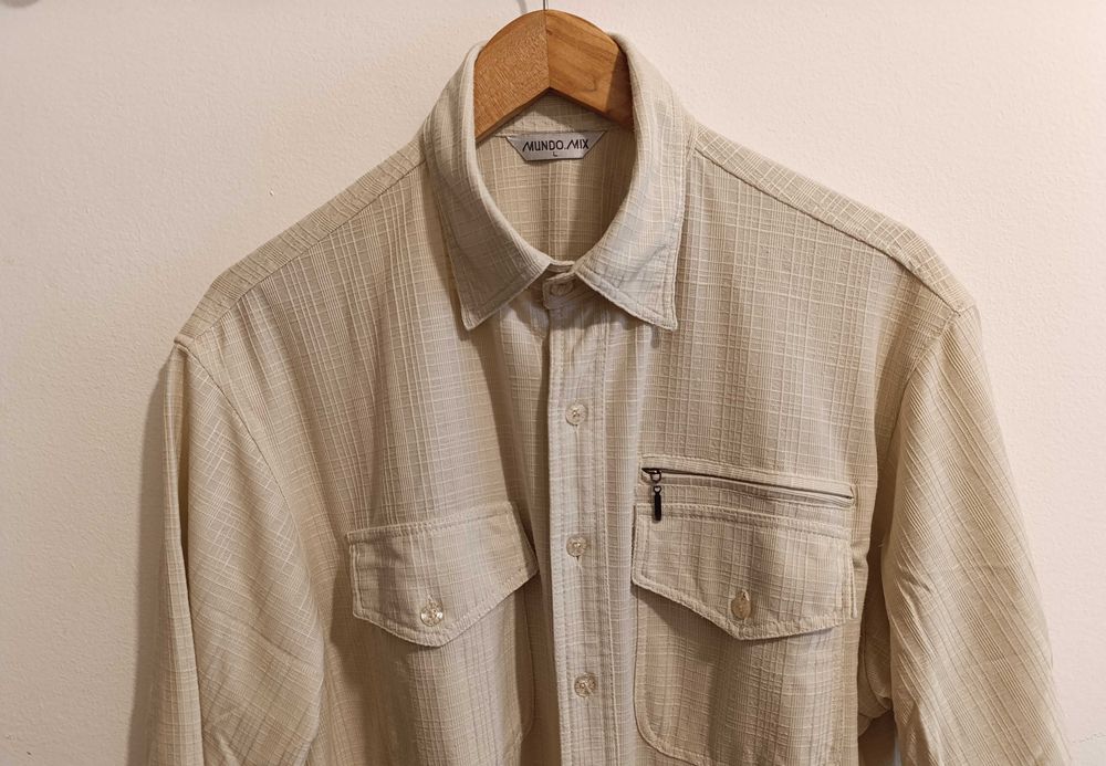 Camisa manga curta, 3 bolsos, sendo 1 c/ fecho, tecido leve relevo - L