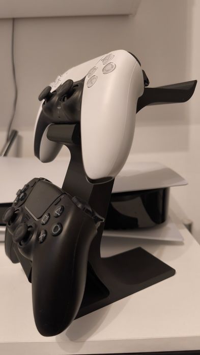 Suporte Gaming 3 em 1 – Headset + 2 Comandos (PS5 / Universal)