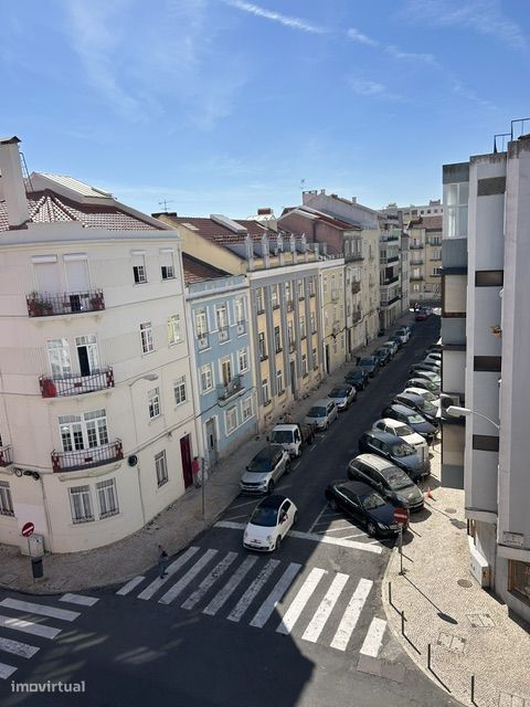T2 Duplex em Campo de Ourique com varanda e muita luz