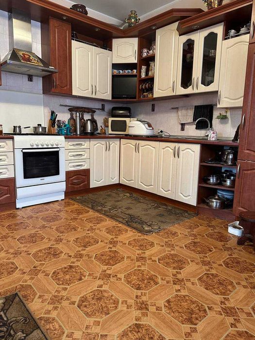 Продаж цегляного двоповерхового будинку в с. Березна