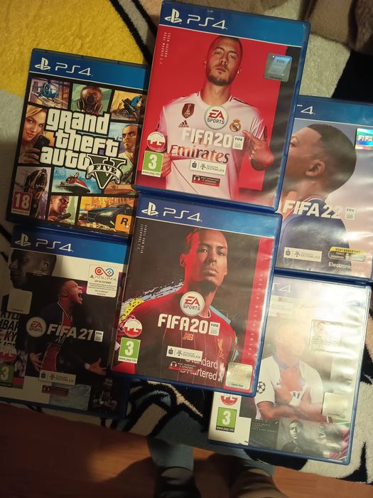 Ps4 sprzedam z jednym padem i grami