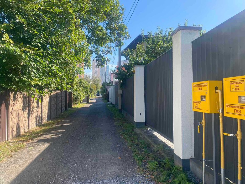 Будинок 500м2.Всі комунікаїї підключено. 200м до метро Осокорки