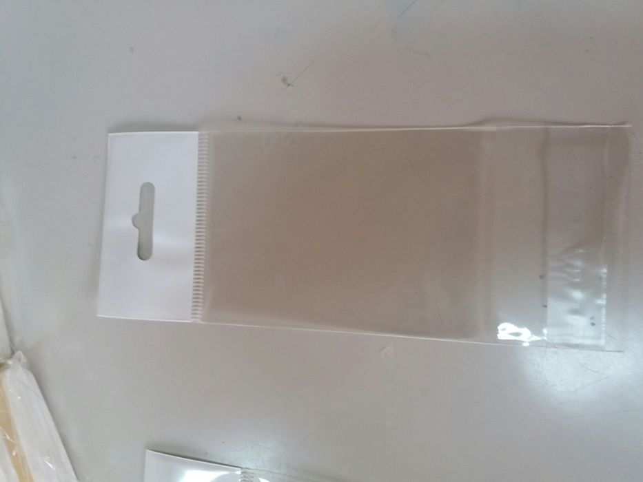 Bolsas em polipropileno transparente para expor artigos em lojas.