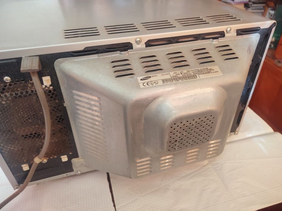Продам микроволновую печь SAMSUNG модель CE 1175 ER.