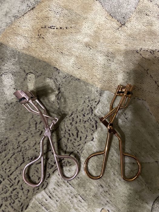 Щипцы для закручивания ресниц.