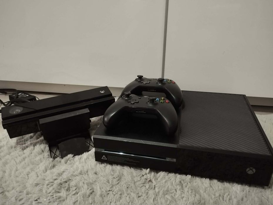 Konsola Xbox one z sensorem Kinect i zasilaczem.