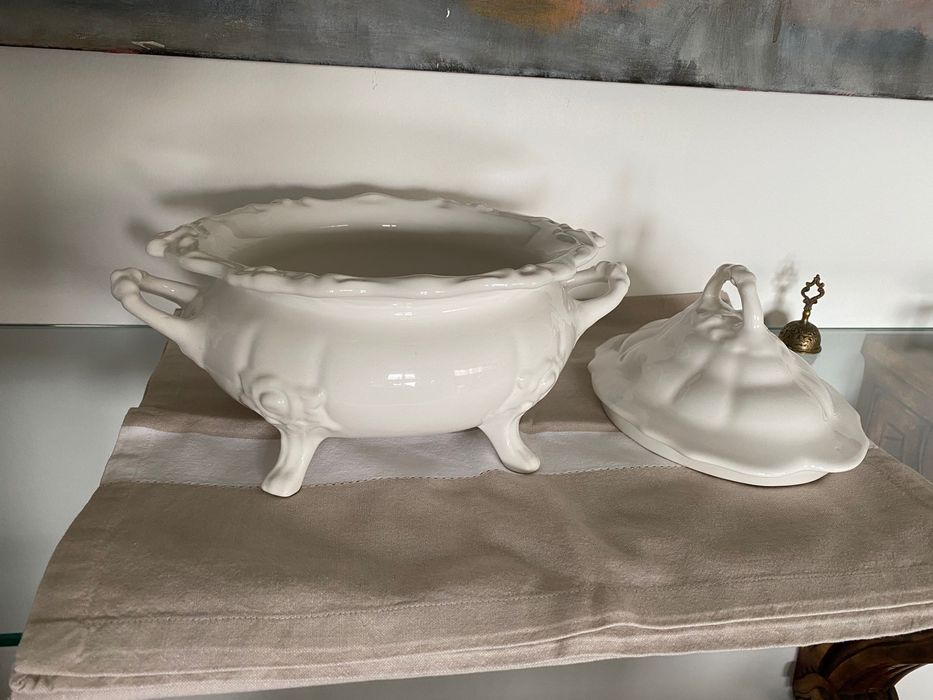 Terrina de servir ou decorativa, com medidas de 33cm x 23cm