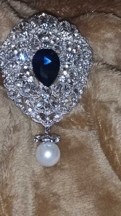 Przepiękna, duża brosza, z cyrkoniami.