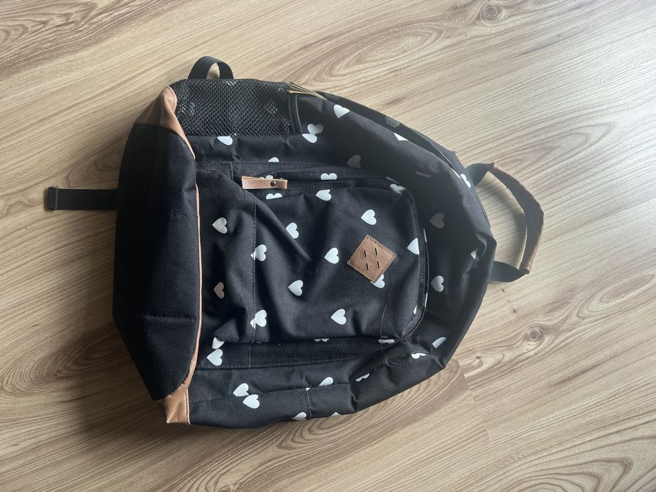 Czarny plecak w serduszka