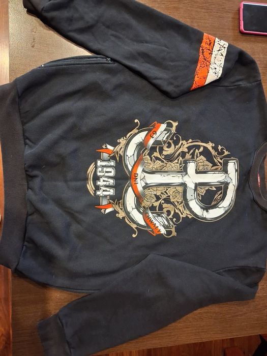 Bluza męską bez kaptura.