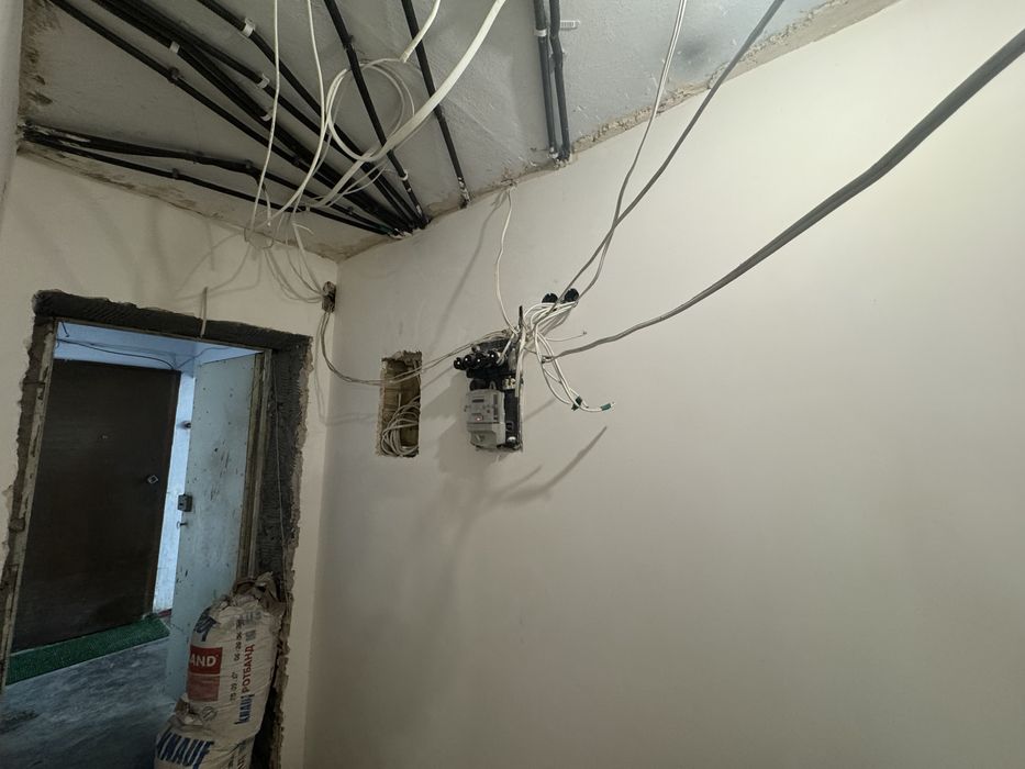 Продаю 1 квартиру на Космонавтов ( ост Расвет)и1