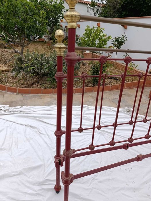 2 camas em ferro antiga