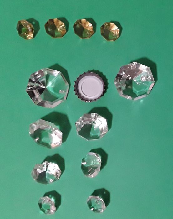 Pedras e pingentes antigos em vidro para candeeiros ou lustres