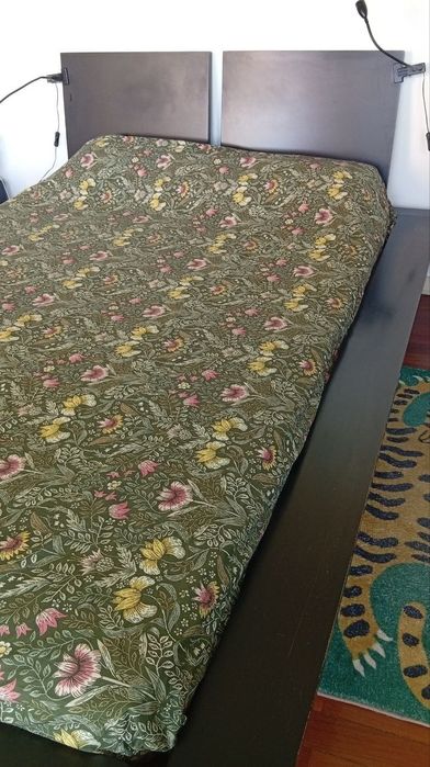 Cama de casal preta