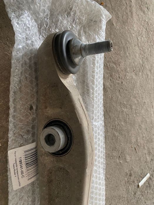 Ричаг передній поперечний  на tesla model Y