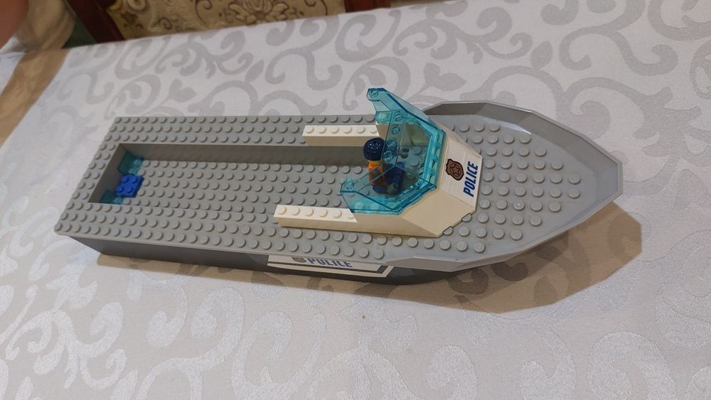 Policyjna łódka lego