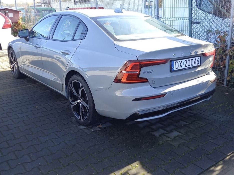 Volvo S60 B4 Mild Hybrid | Salon PL | 2024 | 38 tys. km | Gwarancja | Vapour Grey / Blond | ASO | 2 komplety opon