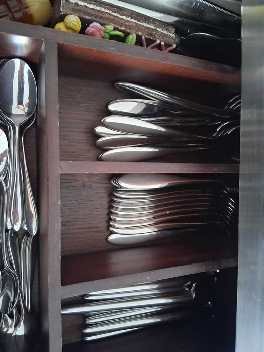 Aparador de design exclusivo em madeira maçica e aço