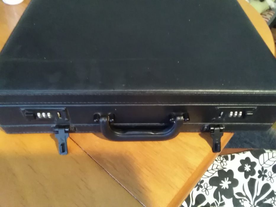 Neseser skórzany na szyfr