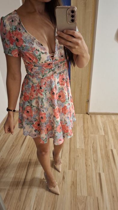 Sukienka mini, odkryte plecy, kwiaty