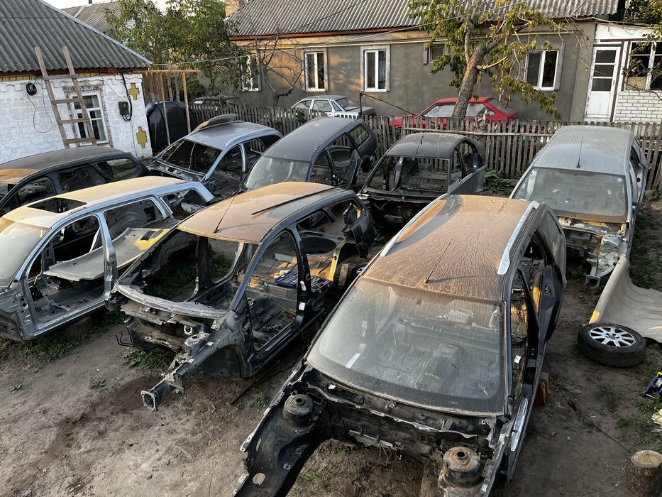 Авторозборка форд фокус 2,3  шрот запчасті ford focus крило дзеркало