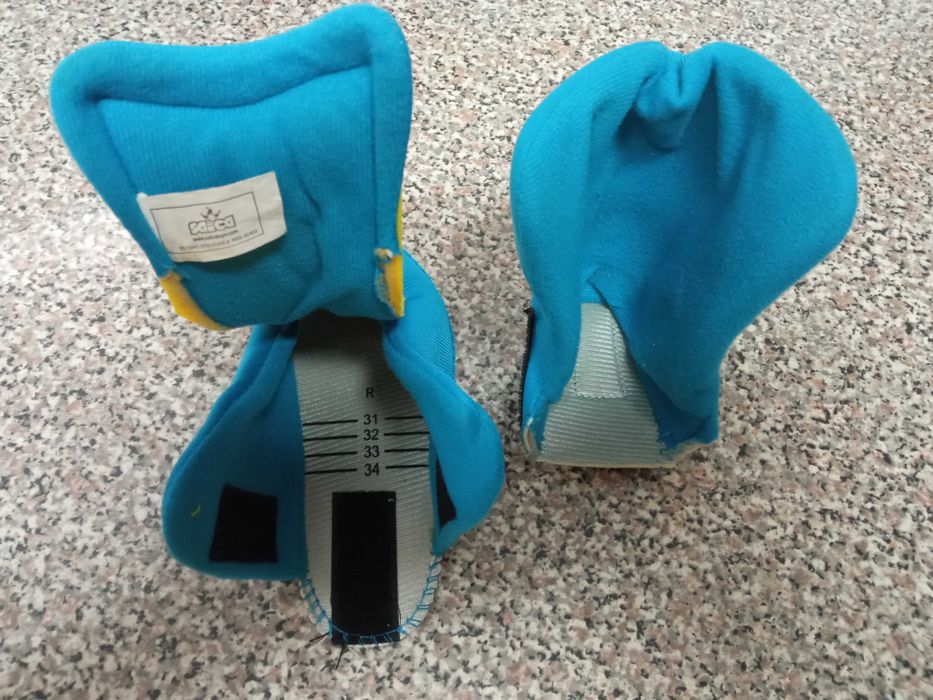 Patins para criança, com três rodas, e proteções, em muito bom estado