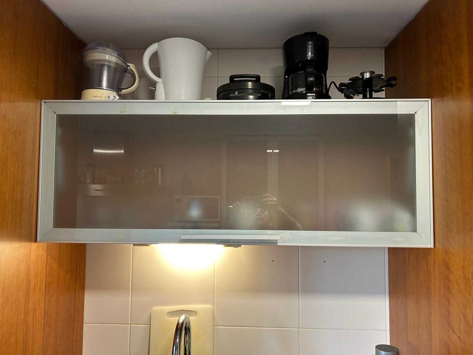 Módulo de cozinha com porta basculante