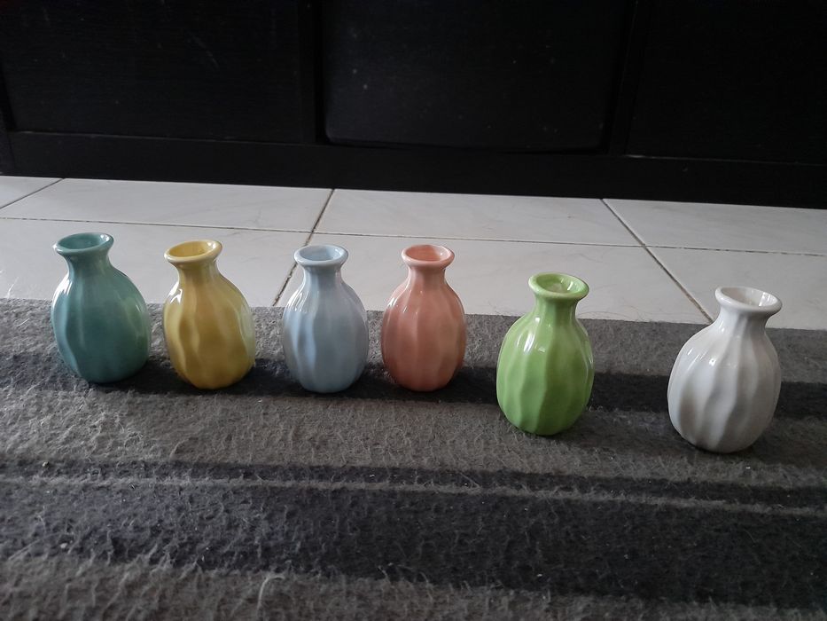 Pequenos vasos de cerâmica para decoração