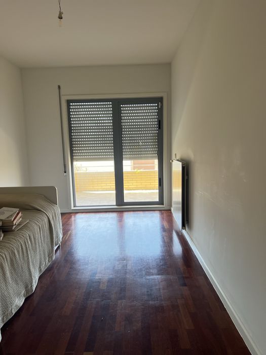 T2 Duplex totalmente renovado com 2 varandas e lugar de garagem a 200 m da praia .