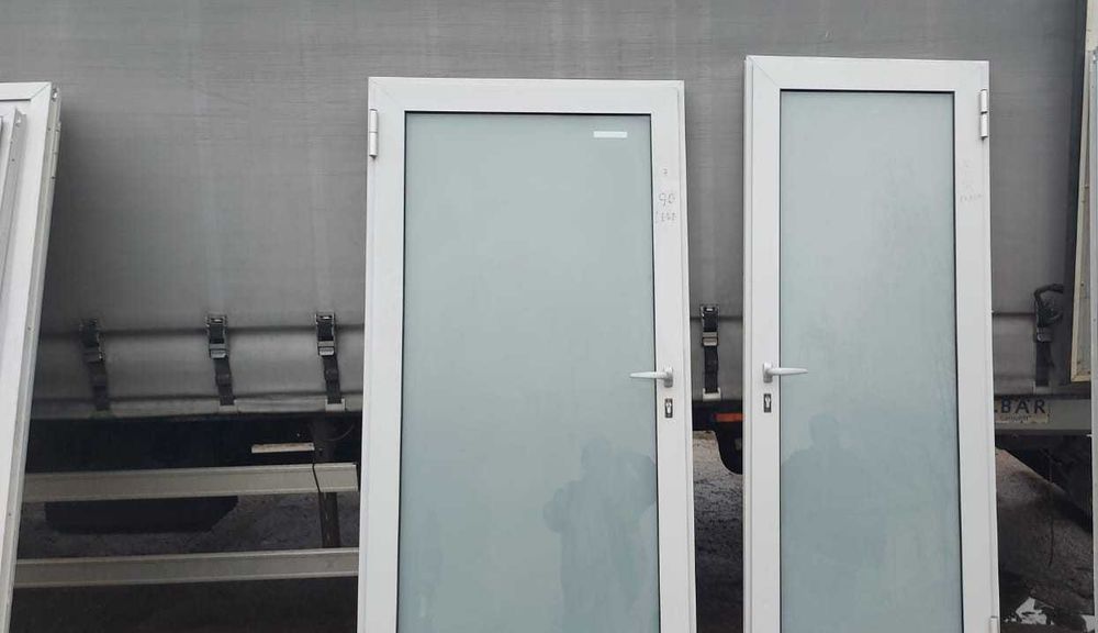 Drzwi lewe 90 szkło matowe aluminium