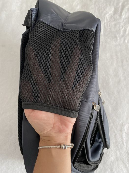 Mochila com 4 bolsas de arrumação, bolsas laterais, almofada e ajustáv