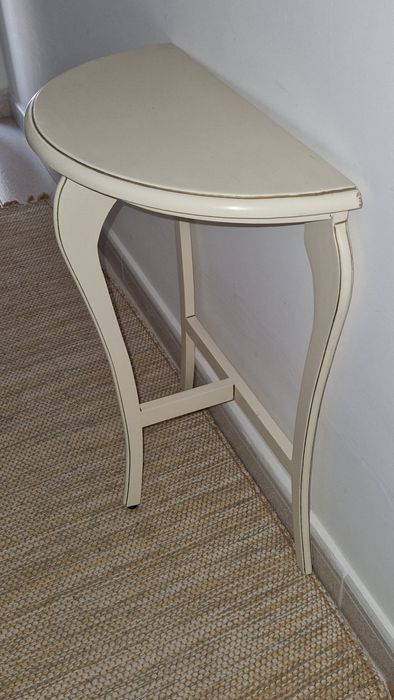 Mesa de apoio em meia lua