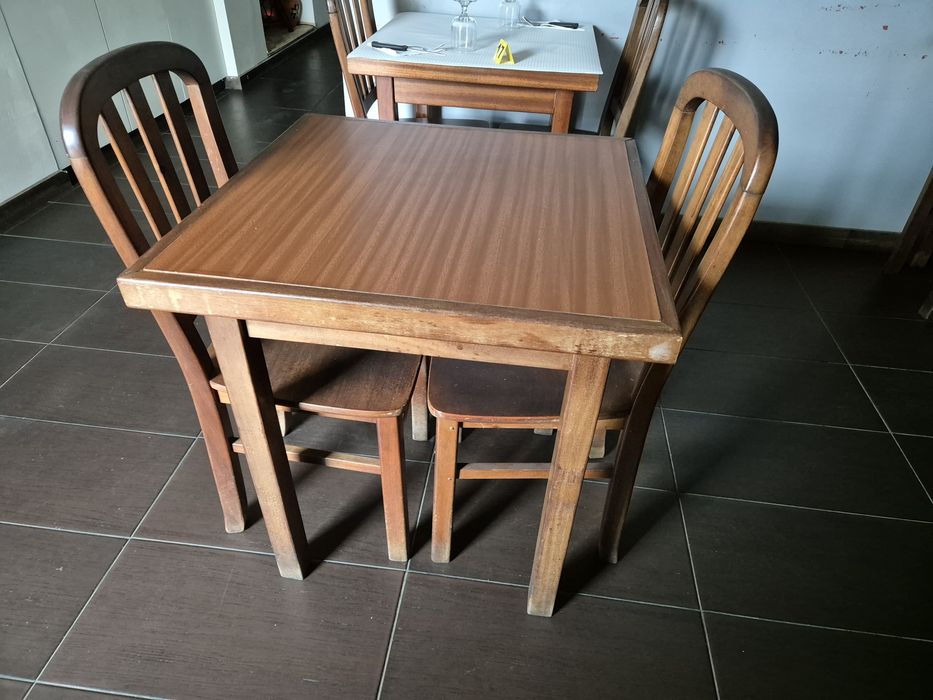 Conjunto de mesas e cadeiras