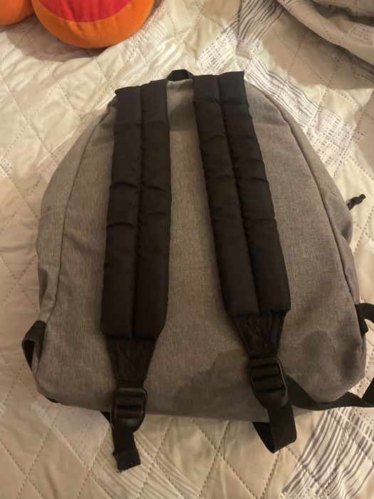 vendo mochila eastpak cinzenta