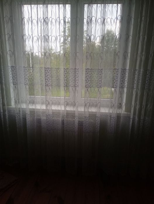 Тюль на вікно в хорошому стані.