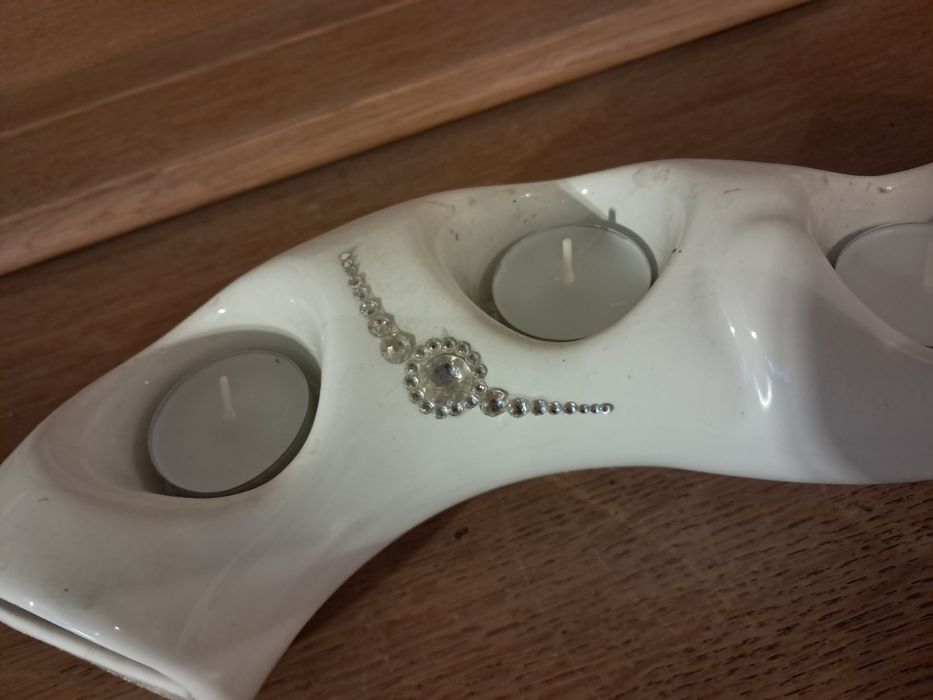 Świecznik biały zakręcony