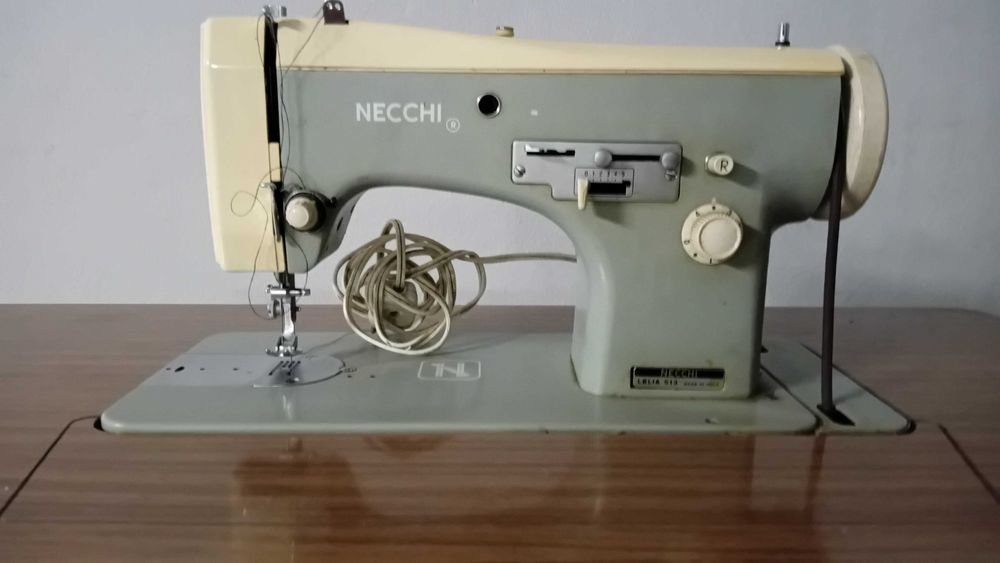 Maquina de costura Necchi impecável