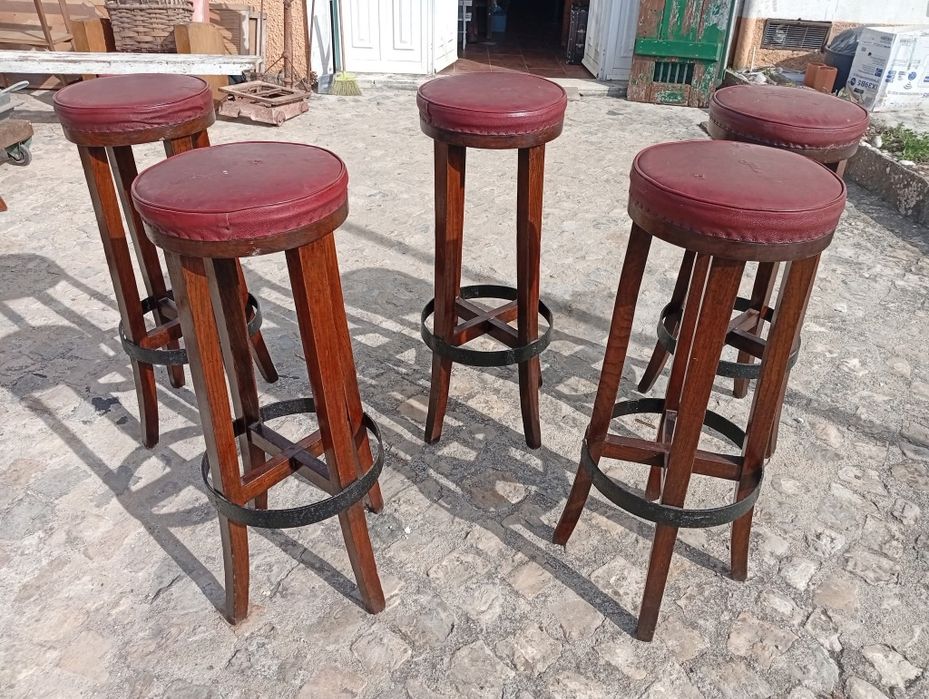 Bancos altos em madeira