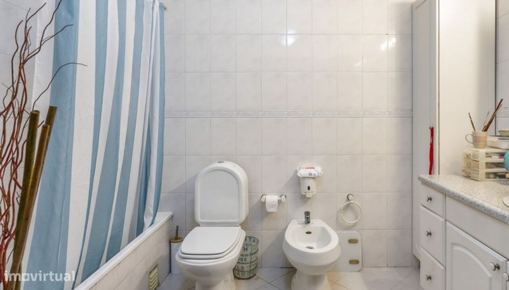 Amplo apartamento T3, com terraço, à venda em Quarteira, Algarve