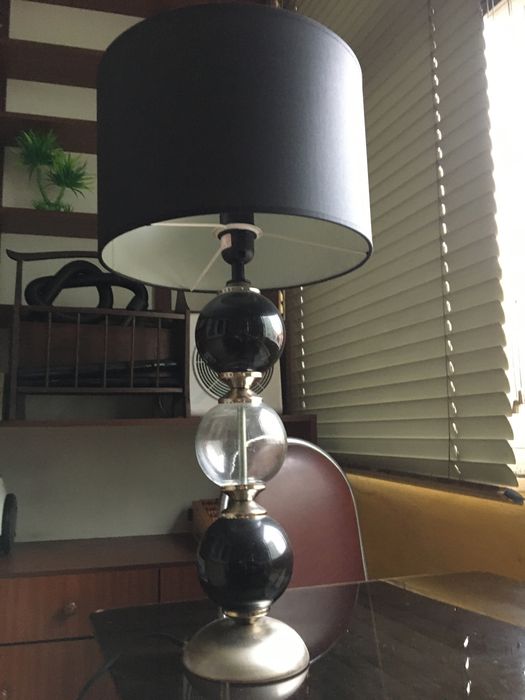 Candeeiro de mesa c/ abajur preto.