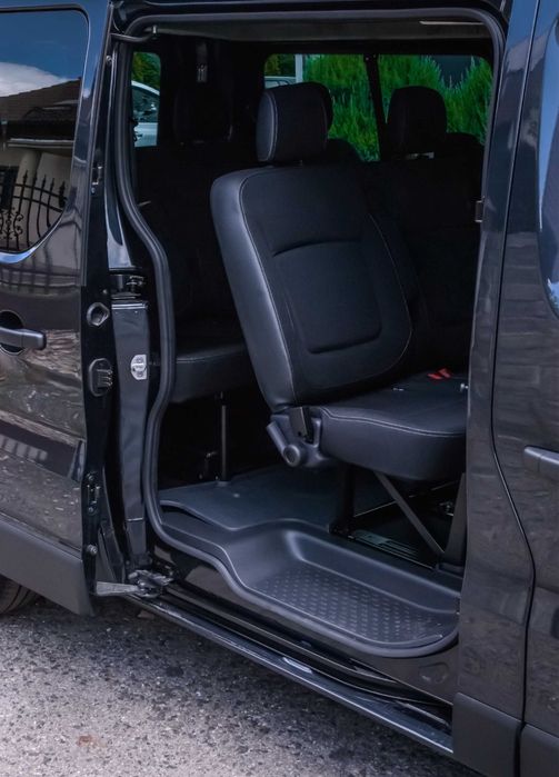 Renault Trafic – wynajem busa 9-osobowego