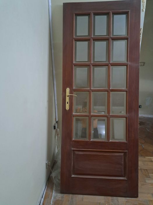 Portas interiores em madeira de tola.