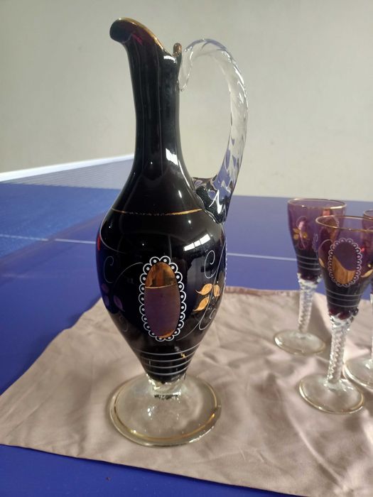 Conjunto elegante de licor com garrafa e 4 copos de pé