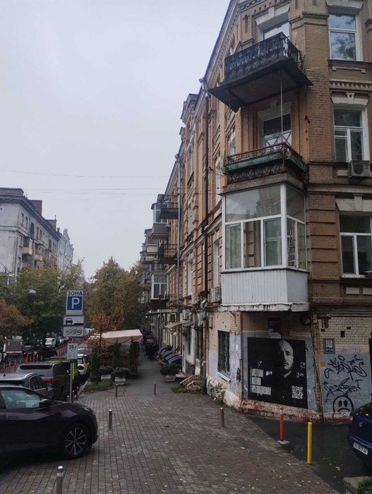 Продається 2 кімнатна квартира по  вул.Івана Франка 16/2. Без комісії.