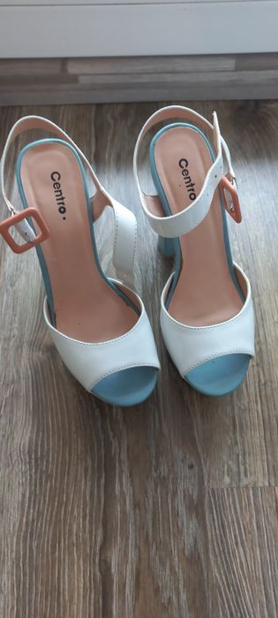 Sandałki na koturnie roz. 37 biało błękitne wysokie