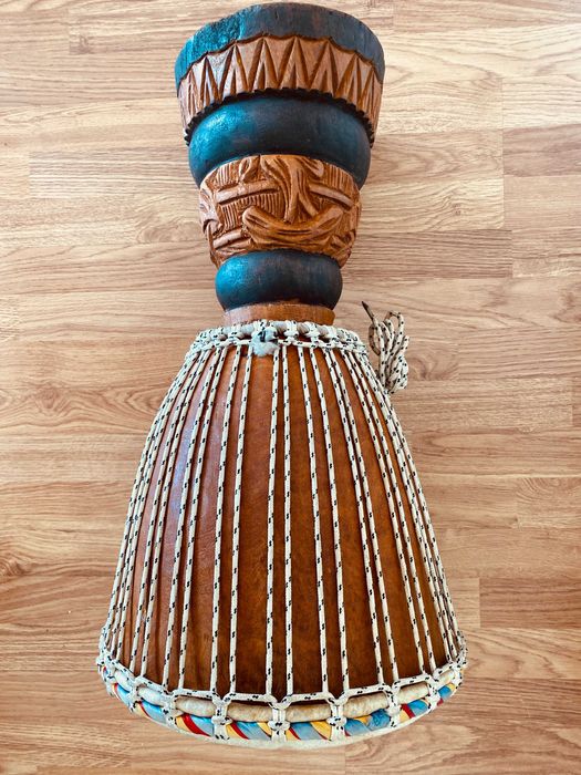 Djembé senegalês gigante - corpo de madeira esculpida e pele natural.