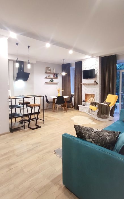 Світло не вимикають !2х-кім студія з креслом-гойдалкою та каміном на ц