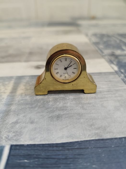 Coleção de relógios miniatura em latão