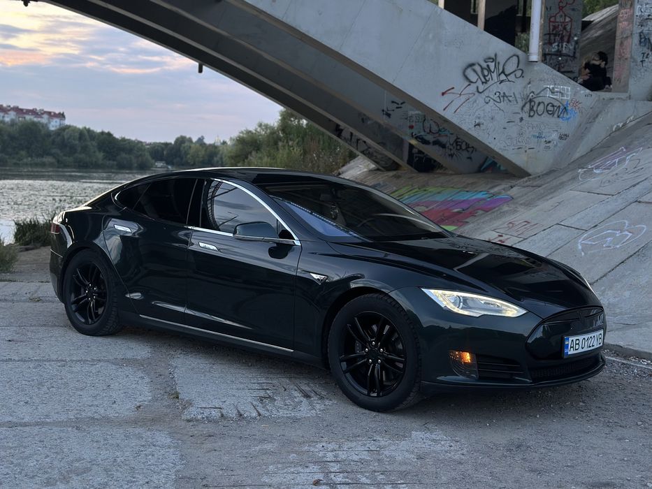 Tesla model s 85